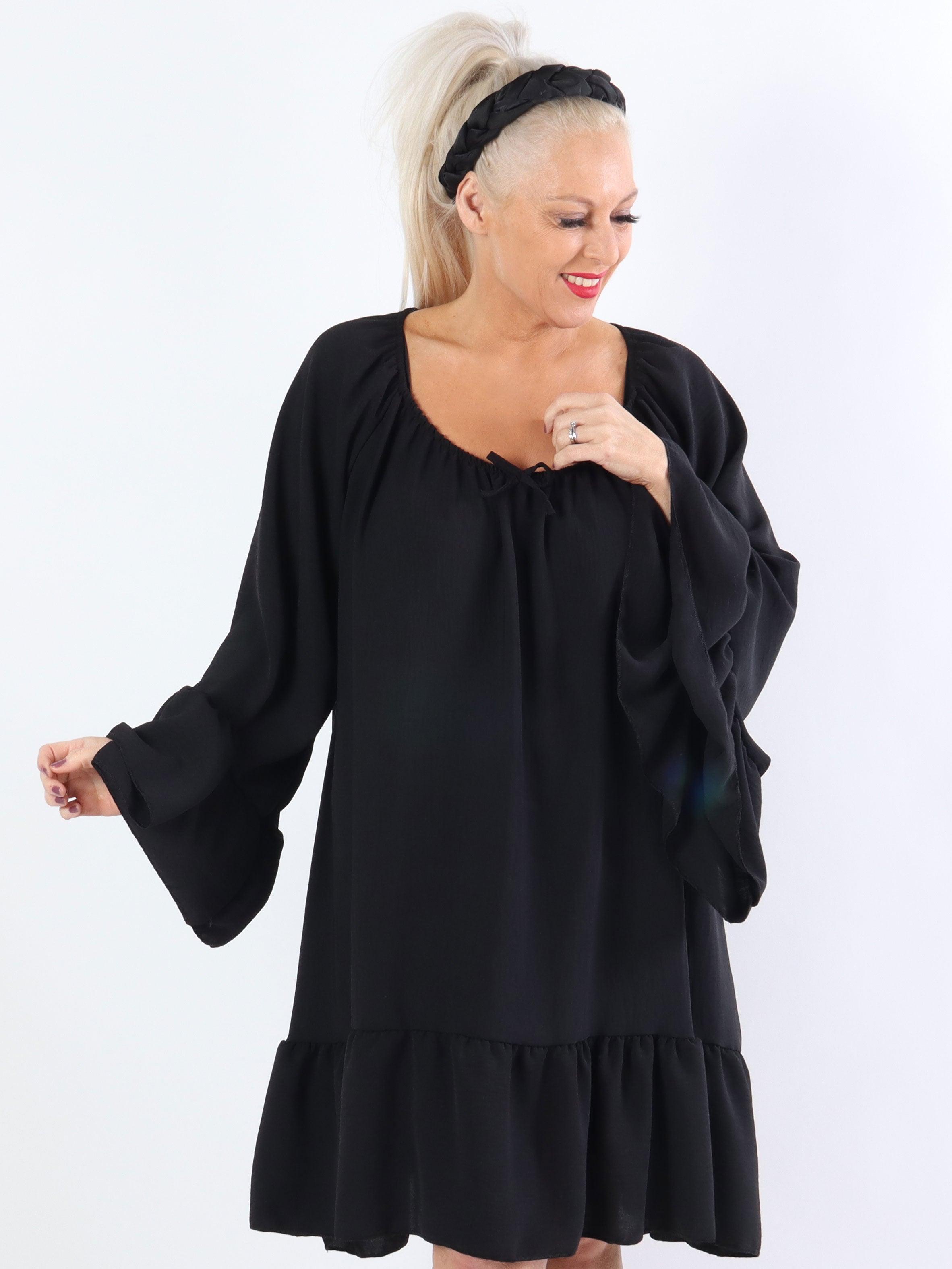 Asta - Plus size klänning med volanger och gummiband i halsen